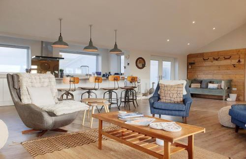 Trearddur Bay House | HIGH TIDE- LUXURY DEATCHED BUNGALOW- Sleeps 10 or 12 - Annexe option