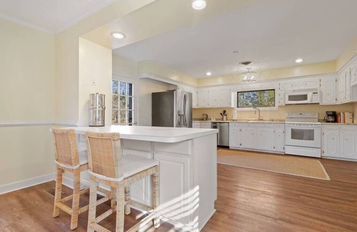 Irvington House | HIGH TIDE: Spacious Comfort Next to Tides Inn
