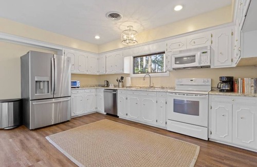 Irvington House | HIGH TIDE: Spacious Comfort Next to Tides Inn