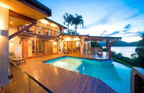 Cannonvale House | "High Tide" - Whitsundays Beachfront Accommodation