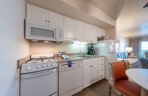 Townsite Hotel | High Tides and Good Vibes! Beachfront, Near Oceanside City Beach