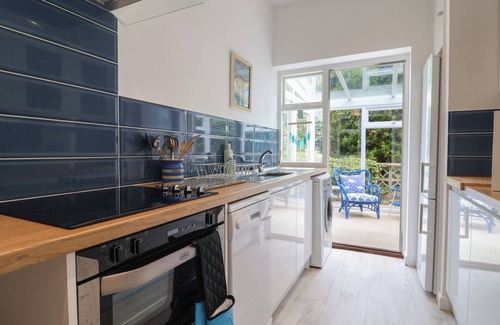 Lyme Regis House | HIGH TREES, pet friendly, country holiday cottage in Lyme Regis