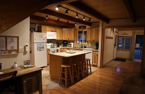 Packwood House | High Valley Hideaway - Wi-Fi, Hot Tub, Smart TV's
