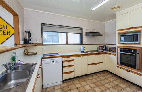 Oakura House | High Water Beach House, absolute beach front (large house, up to 13 people)