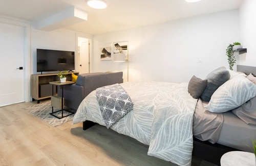 Humber Summit House | Highend Renovated Suite Fast Internet, Free Parking