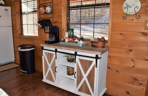Wears Valley Cabin | HIGHER GROUND - 2 bdrms with king & 2 private baths, gas fireplace & more