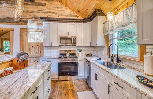 Blue Ridge Cabin | Higher Hopes - pets, hot tub, games, fire pit
