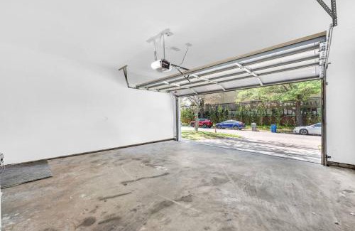 Dallas House | Highland Cottage - Central, Huge Yard Hot Tub