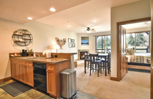 The Highlands Condo | Highland Greens Retreat: Great Location, Near Shuttle Stops