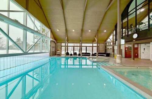Oro-Medonte Apartment | Highland Hideaway 2BR Condo Pool & Spa Daily
