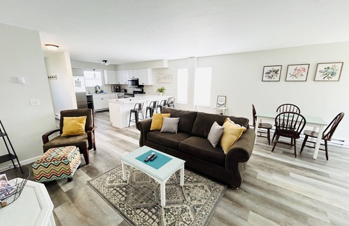 Sheridan House | Highland Hideaway-Newly Remodeled!