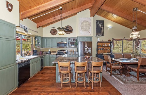 Eagle Mountain Estates Cabin | Highland House by Destination Big Bear : WiFi! HD Cable TV! Hot Tub! Fenced Yard! Propane BBQ!