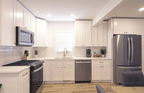 West Seventh House | Highland Park 3BR Family + Pet Friendly Retreat Close to MOA, Airport, Colleges