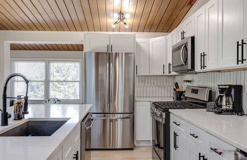 Highland Park House | Highland Park Family Ranch - Walk to Lake & Metra to Chicago!