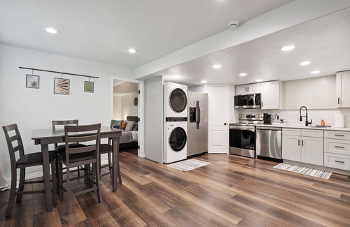 South Ogden House | Highland Retreat-Modern Mother in Law Suite Near Ogden