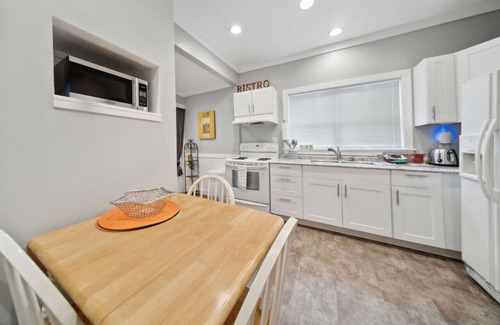 Highland Square Apartment | Highland Square 1 Bedroom Apt w Smart TV