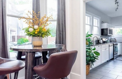 Highlands Apartment | Highlands 2 BR Mid- Century Getaway with Firepit