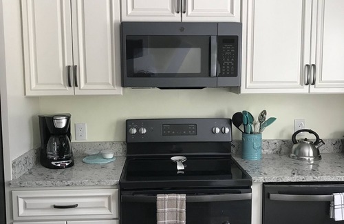 Cherokee Triangle Apartment | Highlands Apartment Close to Downtown, Local shops/restaurants/bars/park