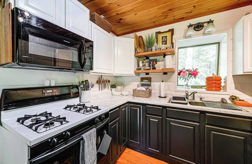 Highlands Cabin | Highlands Cabin on Buck Creek ~ 8 Mi to Town!