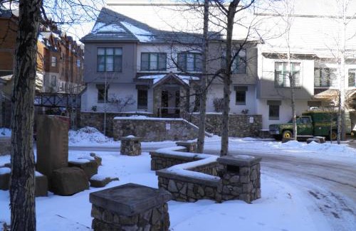 Highlands Townhomes Apartment | Highlands Townhome by Vail Realty