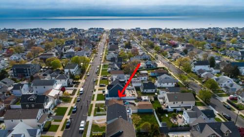 Wall House | Highly Rated Beach House - 6 Badges, Outdoor Patio, Grill - 3 Blocks to Beach & Boards