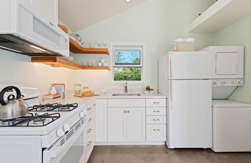Montecito House | HIGHLY RATED! Comfortable Studio Cottage Walking Distance to Beach!