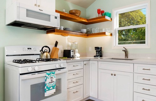 Montecito House | HIGHLY RATED! Comfortable Studio Cottage Walking Distance to Beach!