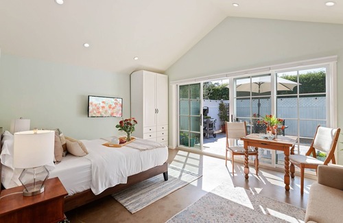Montecito House | HIGHLY RATED! Comfortable Studio Cottage Walking Distance to Beach!