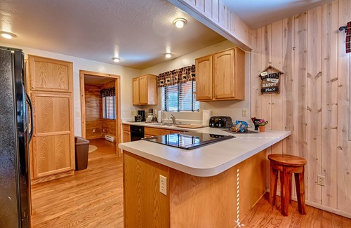 Greer Cabin | Highly rated Greer River’s Edge Sleeps 8- Starlink WiFi- Fireplace - Loft