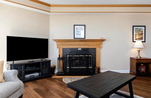 Chestnut Springs House | Highridge Court 24 with Wintergreen Advantage