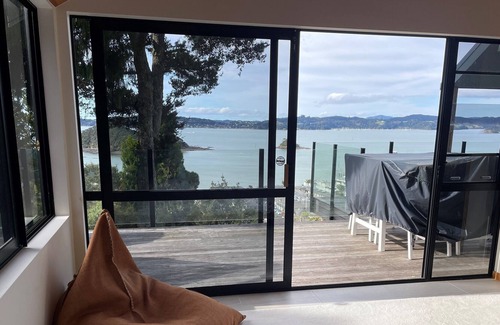 Paihia House | Highview House, magnificent seaviews, overlooking Paihia. Close to town & beach.