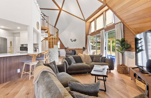 Yosemite Lakes House | Hikari Haven Dome - Hot Tub, BBQ, Planetarium, Loft, Yosemite!