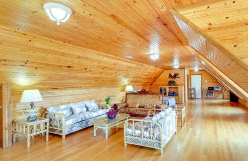 Fairfield Bay Apartment | Hike and Fish Studio with Pool Access in Shirley!