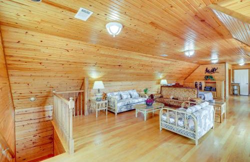Fairfield Bay Apartment | Hike and Fish Studio with Pool Access in Shirley!