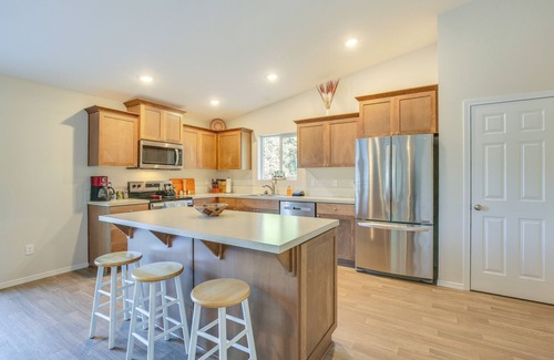 Oakridge House | Hike, Bike & Ski: Oakridge Home ~ 3 Mi to Trails!