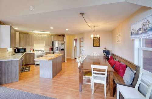 Rosedale House | Hike & Picnic at Group Getaway in Rosedale!