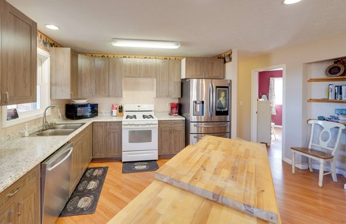 Rosedale House | Hike & Picnic at Group Getaway in Rosedale!
