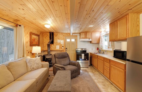 Arnold Cabin | Hike, Ski & Sip: Arnold Cabin 4 Mi to State Park!