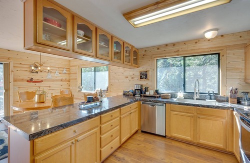 Croft Cabin | Hike, Ski & Unwind: Cabin w/Hot Tub in Pioneer!