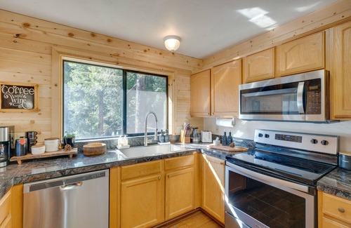 Croft Cabin | Hike, Ski & Unwind: Cabin w/Hot Tub in Pioneer!