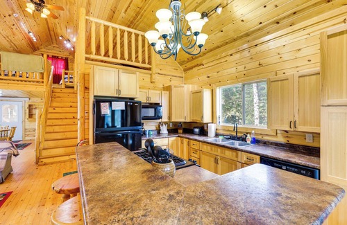 Deadwood Cabin | Hike, Unwind & Bring Your Pet: Deadwood Cabin!
