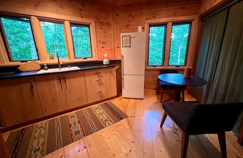 Keene Valley Cabin | Hiker’s Haven - Cozy octagonal guest cabin in Keene Valley