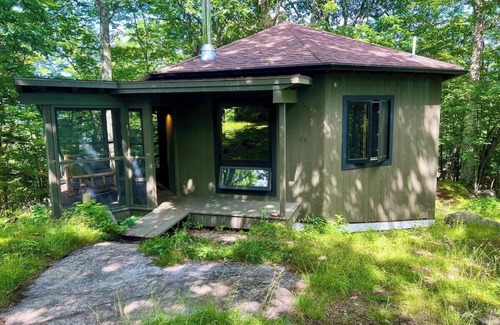 Keene Valley Cabin | Hiker’s Haven - Cozy octagonal guest cabin in Keene Valley