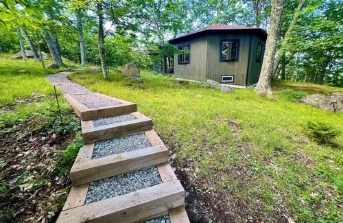 Keene Valley Cabin | Hiker’s Haven - Cozy octagonal guest cabin in Keene Valley