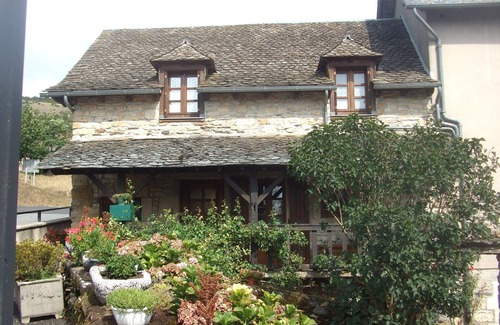 Castelnau-de-Mandailles House | Hiking at the gateway to Aubrac, Lake view, Lot valley, for 4 or 6 people.