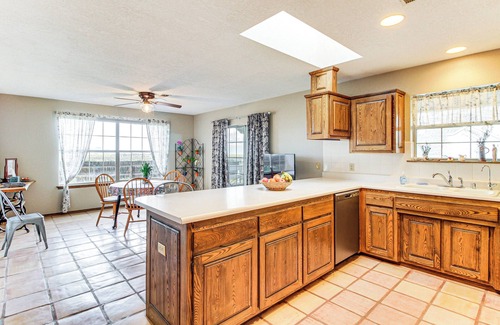 Edgewood House | Hiking Nearby! Mountain-View Home Outside ABQ