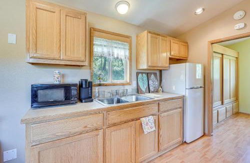 Medford House | Hiking Trail On-Site Mtn-View Eagle Point Retreat