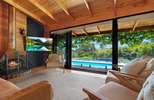 Merrijig House | Hil & Jack's Riverfront Cabin, Merrijig Mt Buller