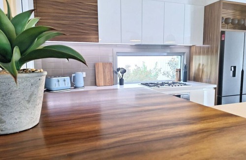 Shepparton North House | Hildeton Pool House - Beautiful large home in Shepparton