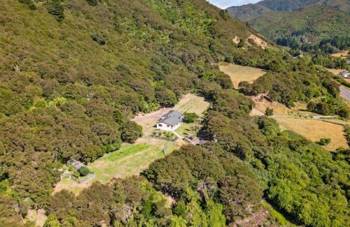 Featherston House | Hill Cottage - Featherston Holiday Home